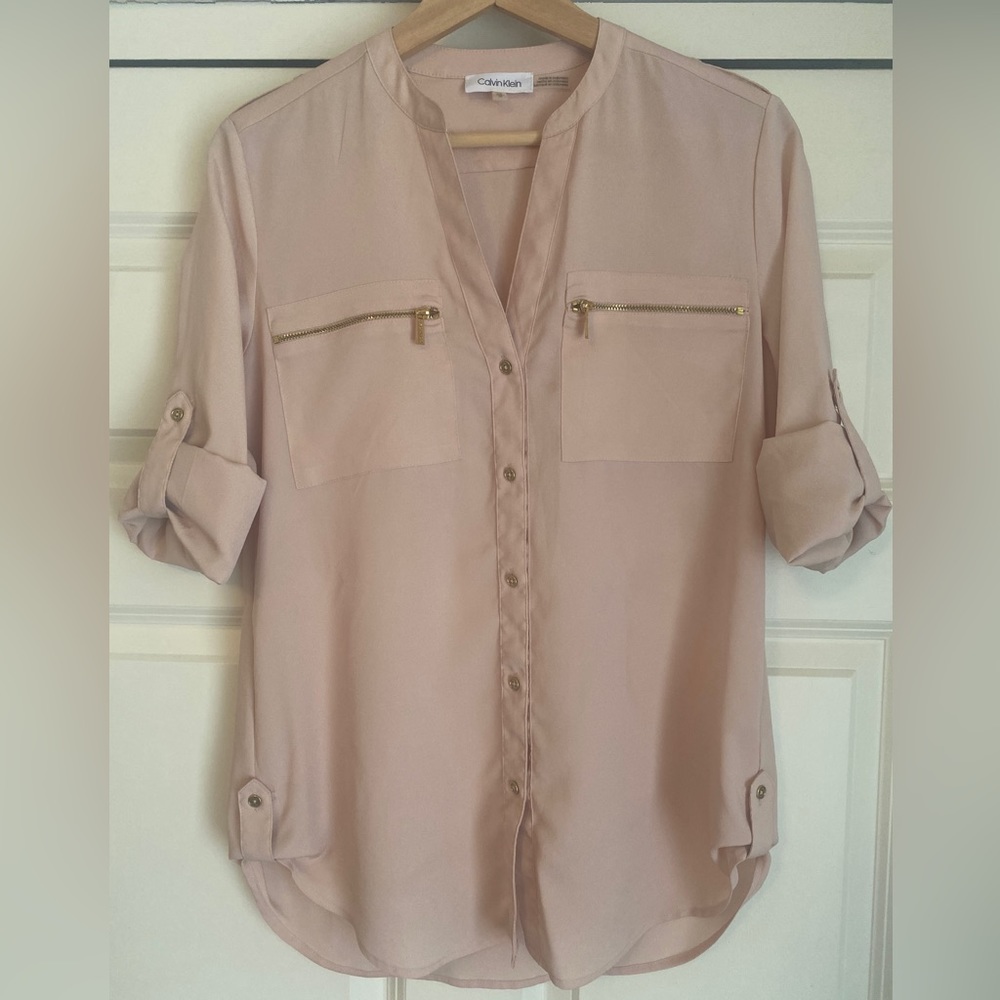 Calvin Klein V-Neck Roll Tab Blouse Size XS Blush Color Business Casual Chic